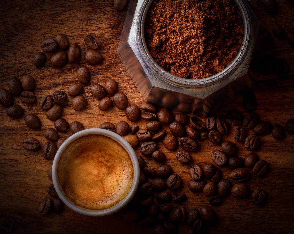Fotografija: Coffee grinder freshly ground specialty coffee beans comparison whole ground — Kako pravilno shranjevati kavo doma