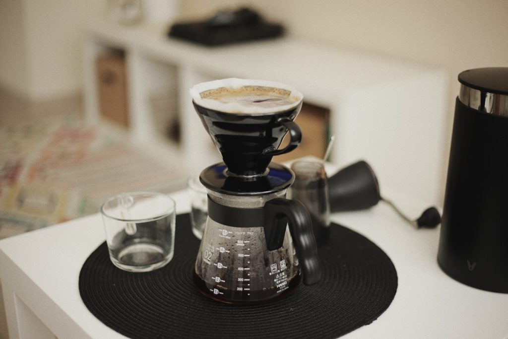 Fotografija: Pour over coffee brewing at home specialty — Zakaj je specialty kava vredna vsakega evra