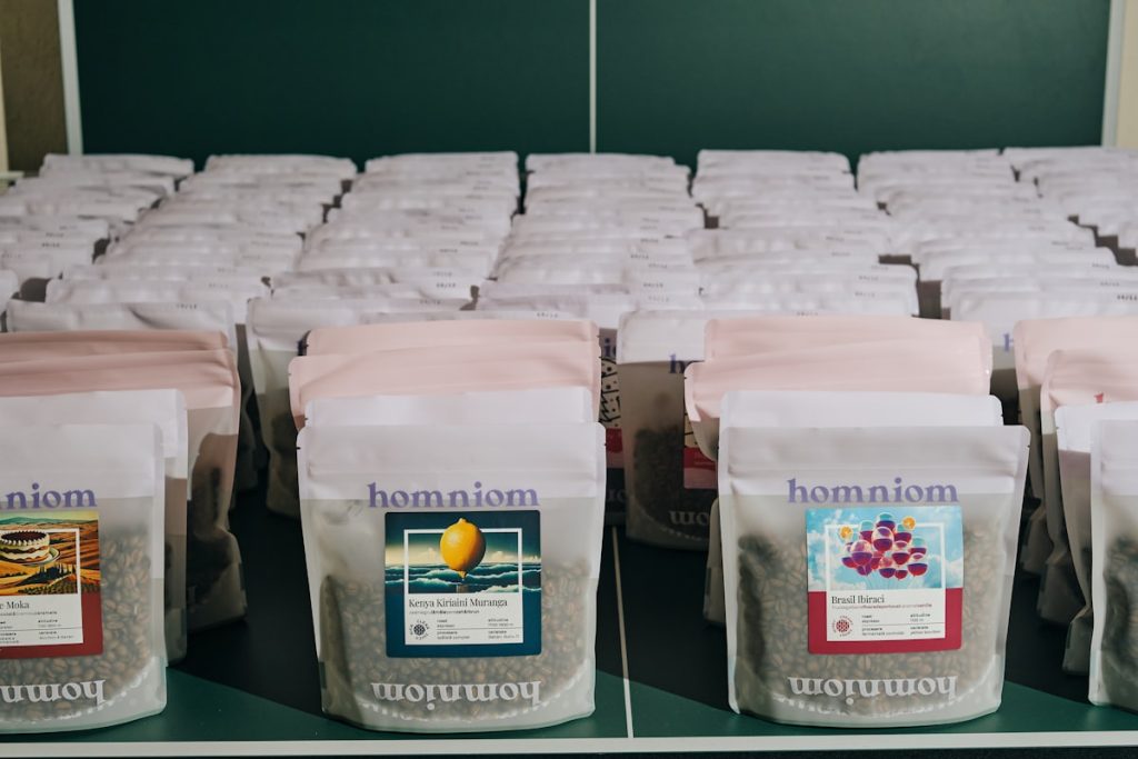 Fotografija: Specialty coffee roastery arabica green beans quality selection — Razlika med arabico in robusto — popoln vodnik