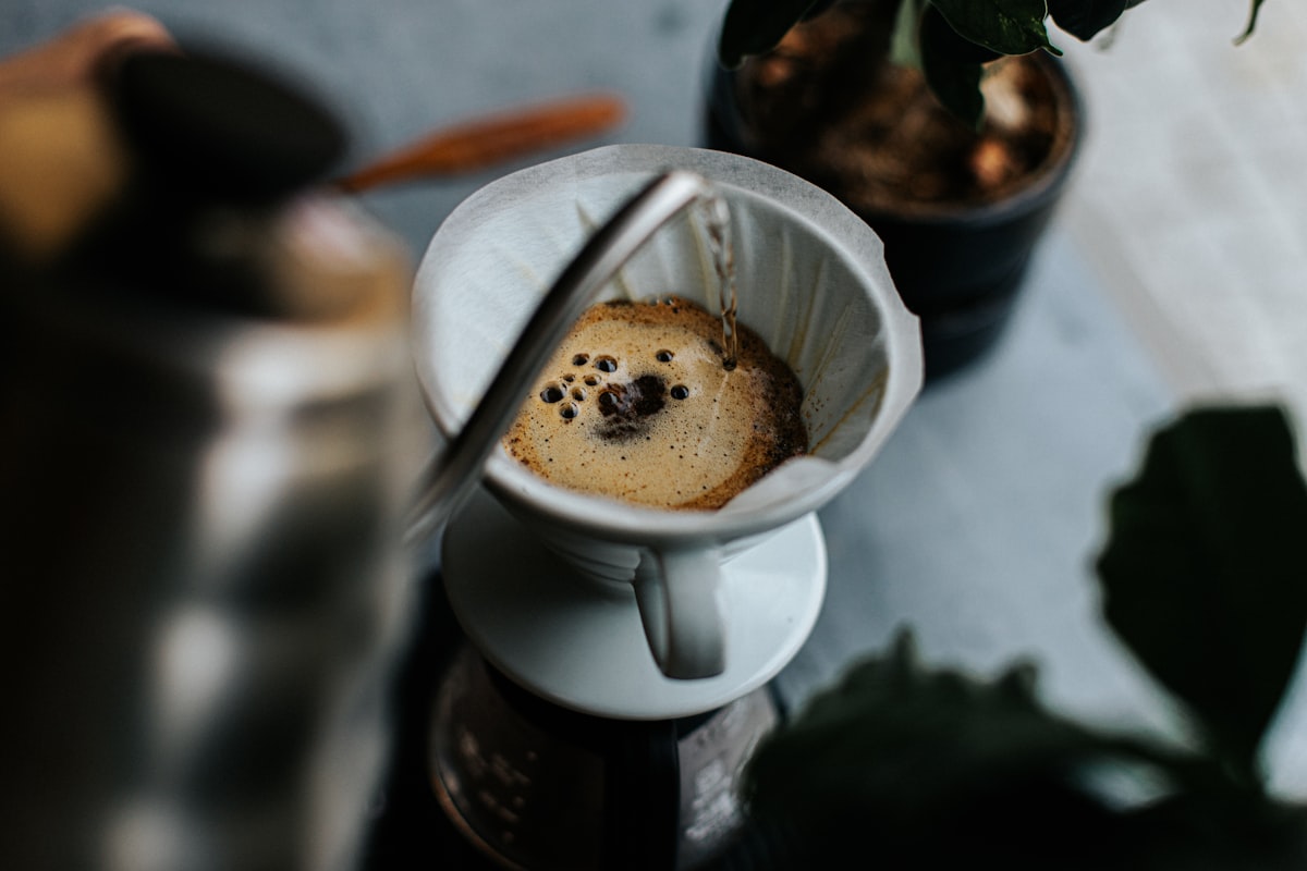 Naslovna fotografija: Pour over coffee coffee navodila pour-over metoda korak za korakom — Pour-over metoda: korak za korakom