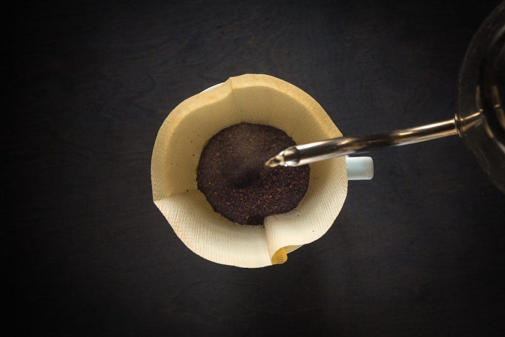 Fotografija: Moka pot brewing steps close up coffee grounds extraction kitchen — Espresso doma brez profesionalne opreme