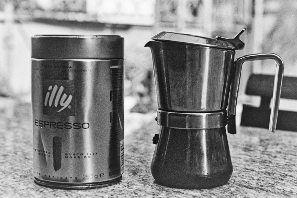 Fotografija: Espresso crema close up specialty coffee aeropress moka pot comparison — Espresso doma brez profesionalne opreme