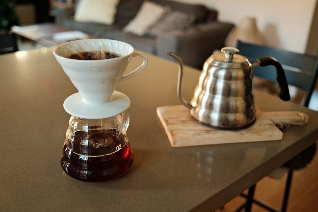 Fotografija: Pour over coffee brewing v60 dripper close-up specialty coffee — Pour-over metoda: korak za korakom