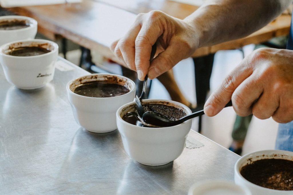 Fotografija: Specialty coffee cupping session tasting table professional — Single origin kava — zakaj je pomembna