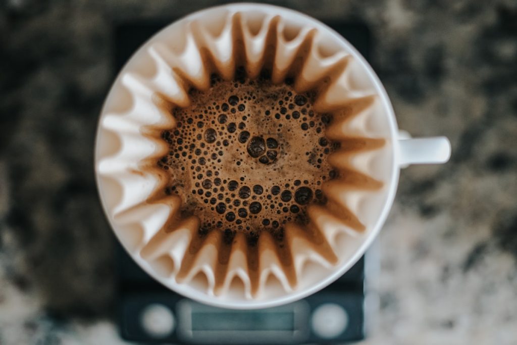 Fotografija: Coffee bloom phase pour over 30 seconds co2 release close-up — Pour-over metoda: korak za korakom
